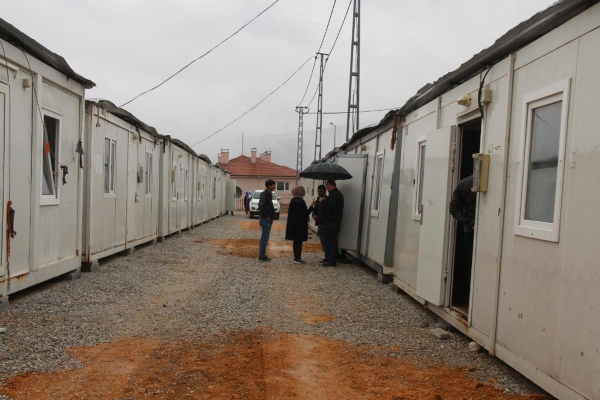P&uuml;t&uuml;rge&rsquo;de depremzedeler konteyner kente yerleştirilmeye başlandı