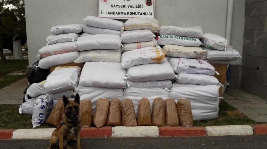 Kargo aracında 2 bu&ccedil;uk ton ka&ccedil;ak t&uuml;t&uuml;n ele ge&ccedil;irildi