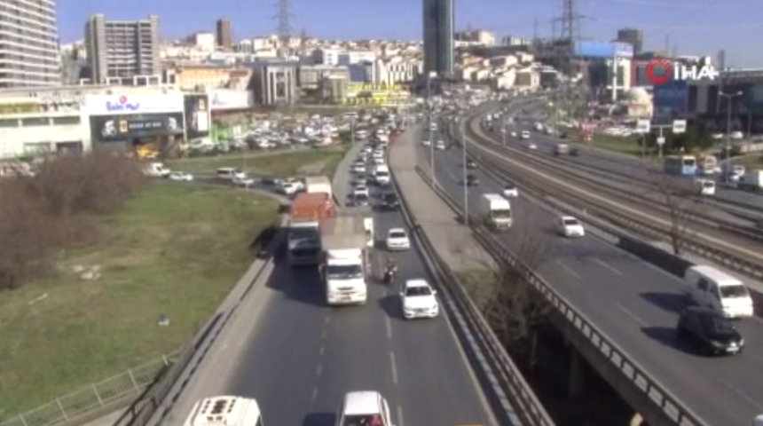 İstanbul'da koronavirüs trafiği! Vatandaşlar yollara döküldü