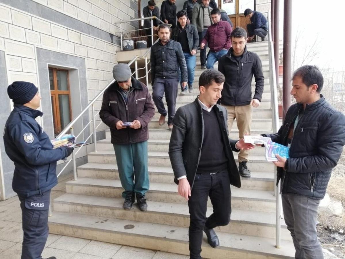 Cuma namazı sonrası uyuşturucu bilin&ccedil;lendirme broş&uuml;rleri dağıtıldı