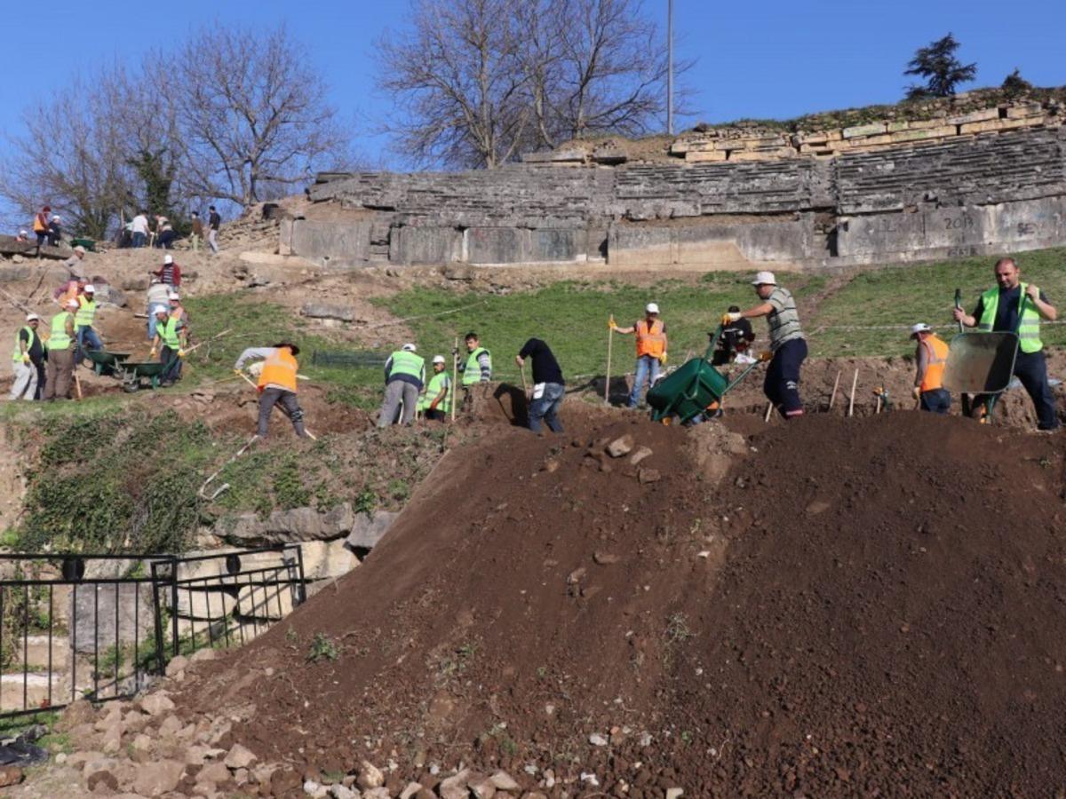 Başkan &Ouml;zl&uuml;, Konuralp tarihi kazı alanında &ccedil;alışmaları inceledi