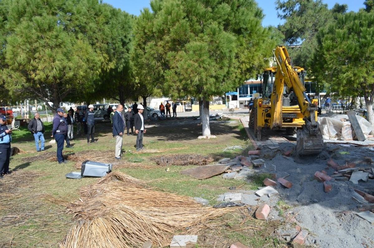 Didim&rsquo;de ka&ccedil;ak yapılar ve iskeleler de yıkıldı