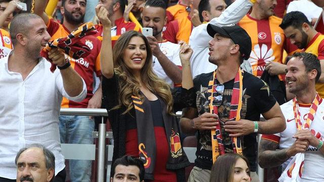 Sneijder'in hamile eşi Galatasaray şampiyonluk maçında yerinde duramadı