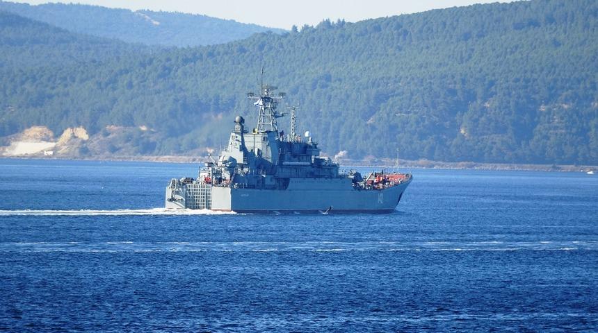 Rus savaş gemisi &Ccedil;anakkale Boğazı&rsquo;ndan ge&ccedil;ti