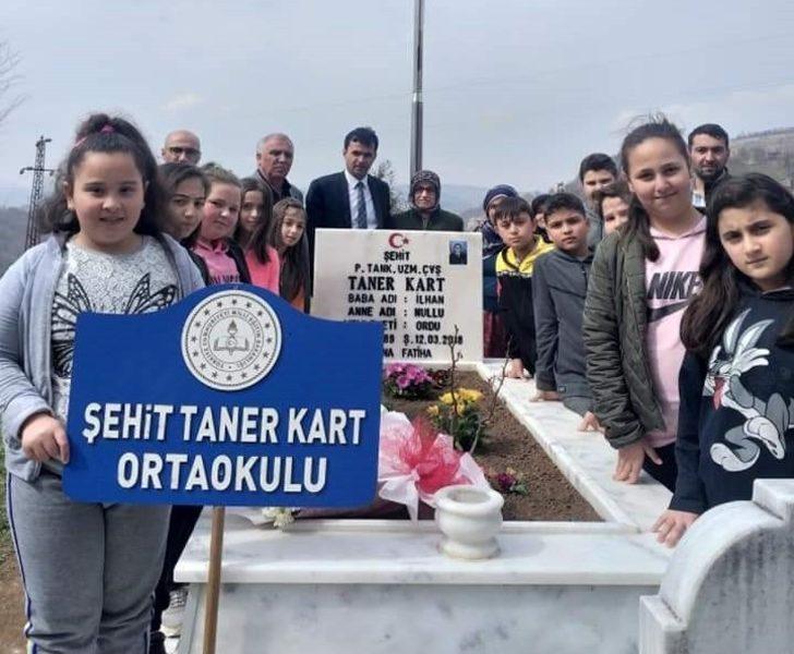 Adını taşıdığı okul, kabrini ziyaret etti G1