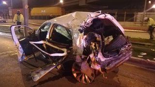 İzmir’de feci kaza! Otomobil tramvay yolunu aşıp karşı yola geçti