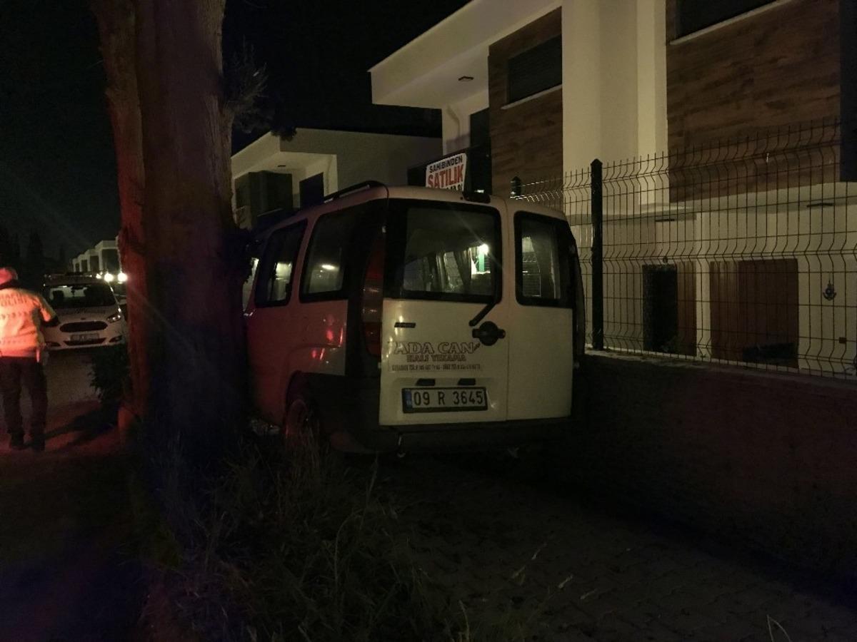 Kuşadası&rsquo;nda otomobil ağa&ccedil;la duvar arasına sıkıştı