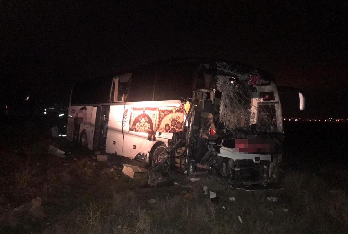 Son dakika! Aksaray-Adana Karayolu'nda yolcu otob&uuml;s&uuml; TIR'a &ccedil;arptı: &Ccedil;ok sayıda yaralı var