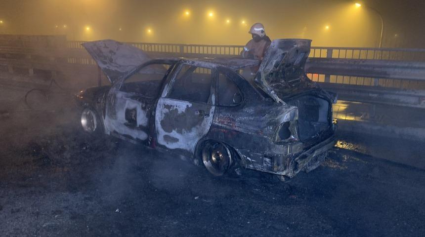 Pendik'te seyir halindeki otomobil alev aldı