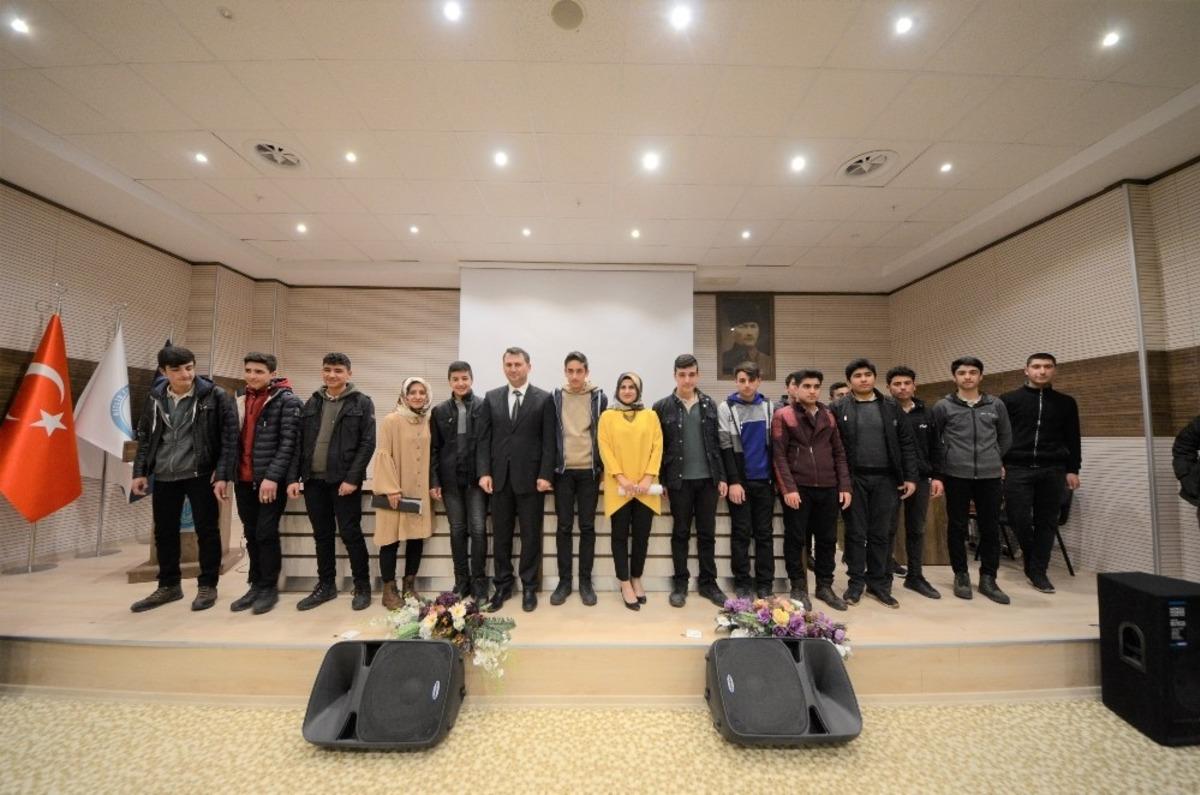 BE&Uuml;&rsquo;de Mehmet Akif Gen&ccedil;lik ve Millet paneli d&uuml;zenlendi