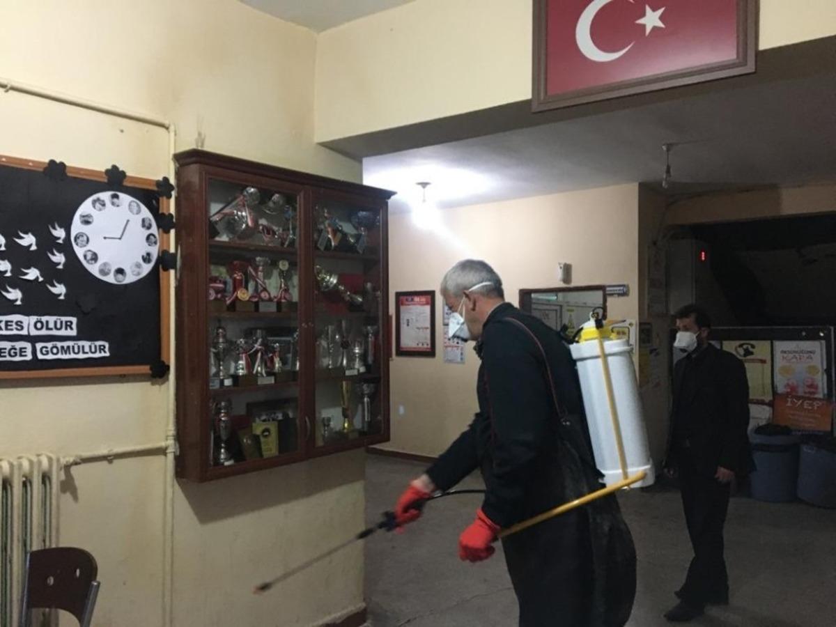 Sason&rsquo;da okulların tatil edilmesiyle dezenfeksiyon &ccedil;alışmaları başlatıldı