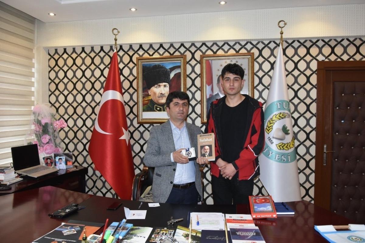 İstiklal Marşı okuma yarışmasındaki &ouml;d&uuml;l&uuml;n&uuml; Mehmet&ccedil;iğe bağışladı