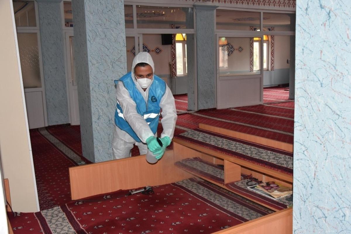 Tufanbeyli Belediyesi, dezenfekte &ccedil;alışmalarını s&uuml;rd&uuml;r&uuml;yor