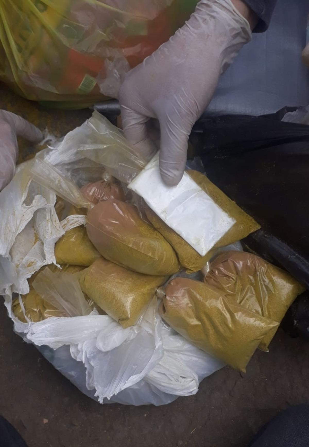 Baharat kokusuyla uyuşturucuyu gizlemeye &ccedil;alışan ş&uuml;pheli yakalandı