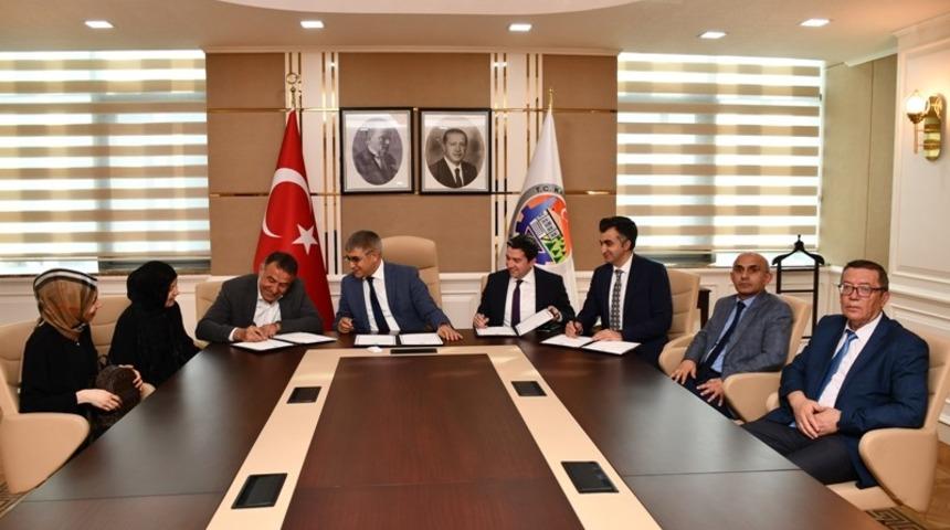 Karab&uuml;k&rsquo;te hayırseverlik protokol&uuml; imzalandı