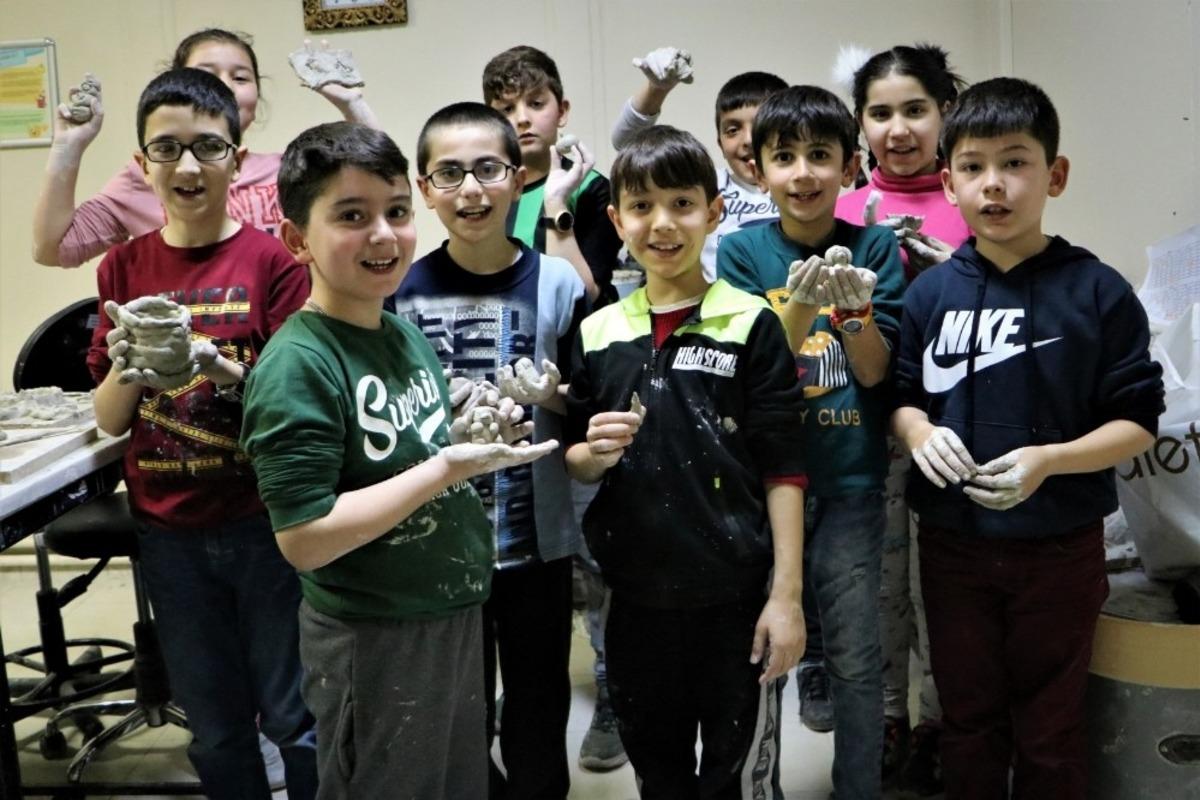 Minikler h&uuml;nerlerini &ccedil;amurda sergiliyor