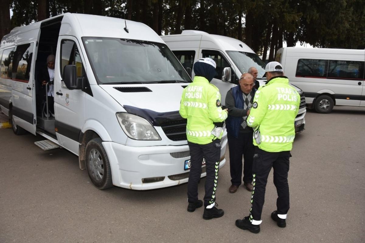 Okul &ccedil;evrelerinde 2 bin 885 kişi sorgulandı, 7 aranan şahıs yakalandı