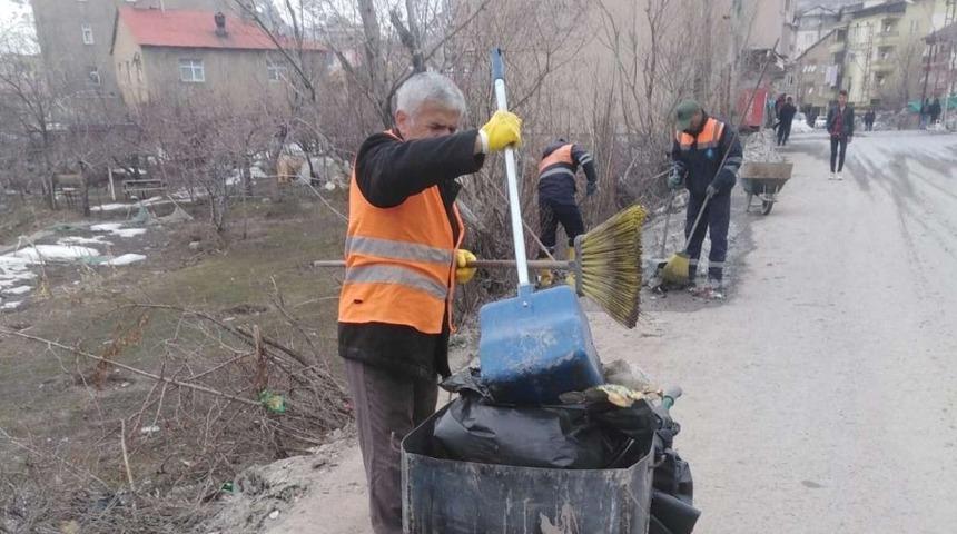 Temizlik iş&ccedil;ilerinin zorlu mesaisi