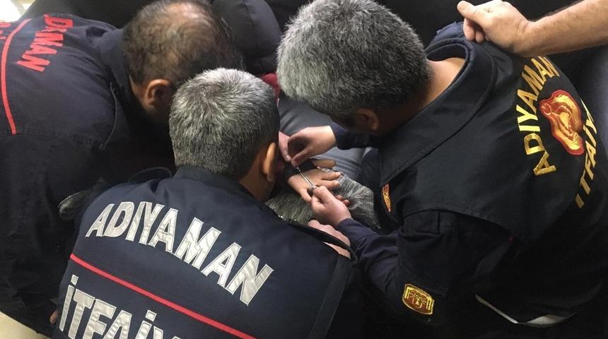 İtfaiye parmağın sıkıştığı y&uuml;z&uuml;ğ&uuml; &ccedil;ıkarttı