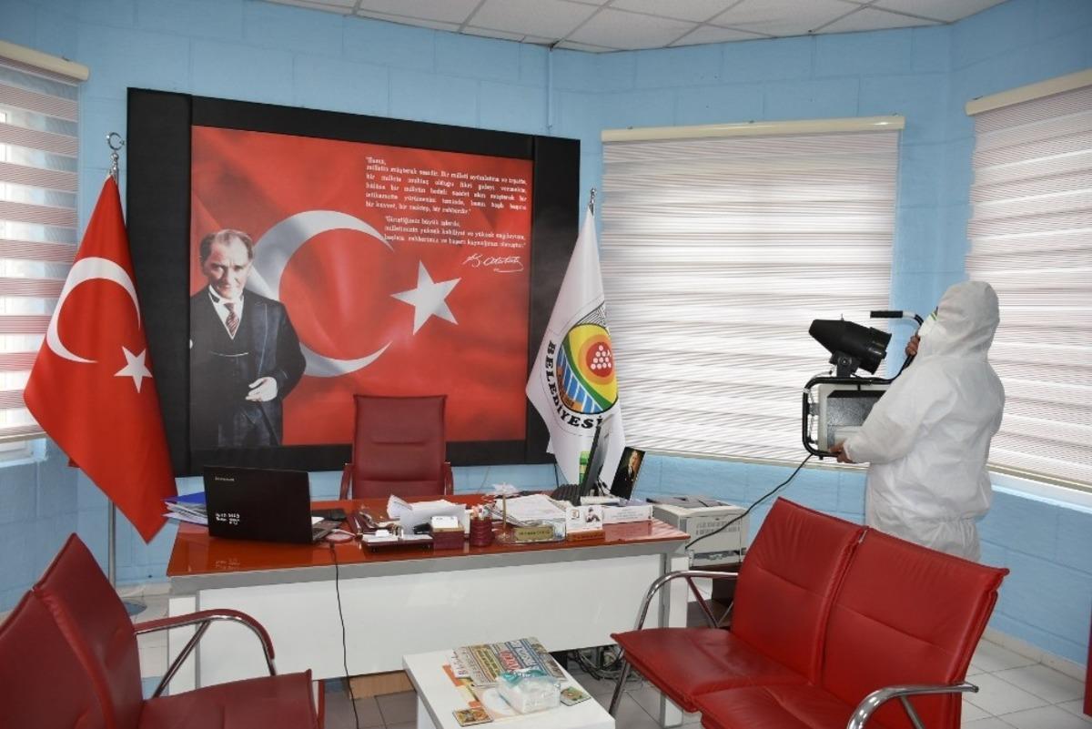 Tarsus Belediyesi, kentin d&ouml;rt bir yanında ila&ccedil;lama yapıyor