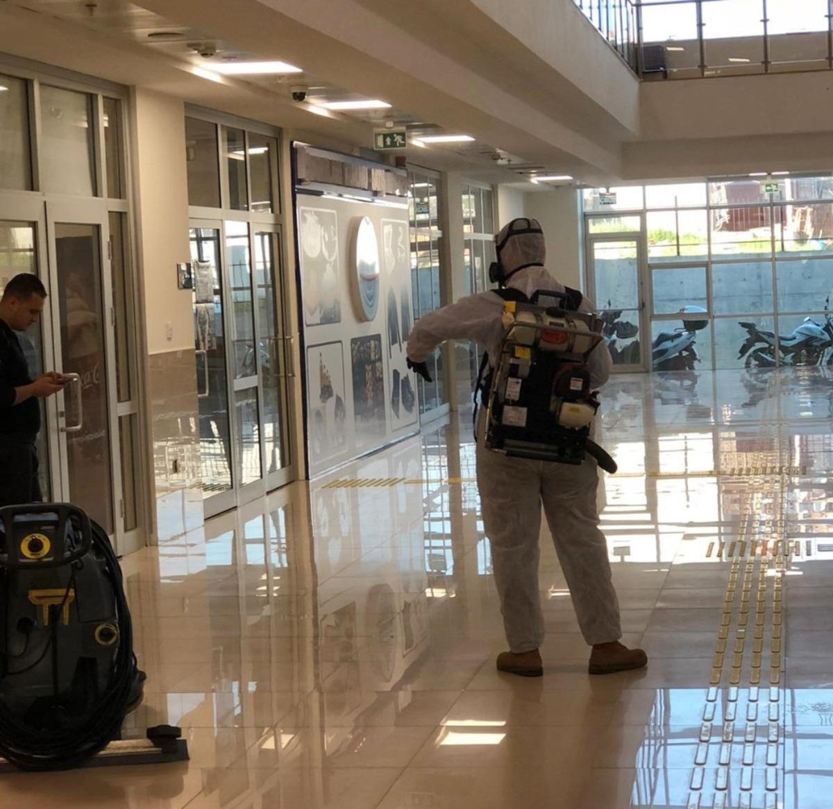 Adliyede Korona vir&uuml;se karşı dezenfektan &ccedil;alışmaları