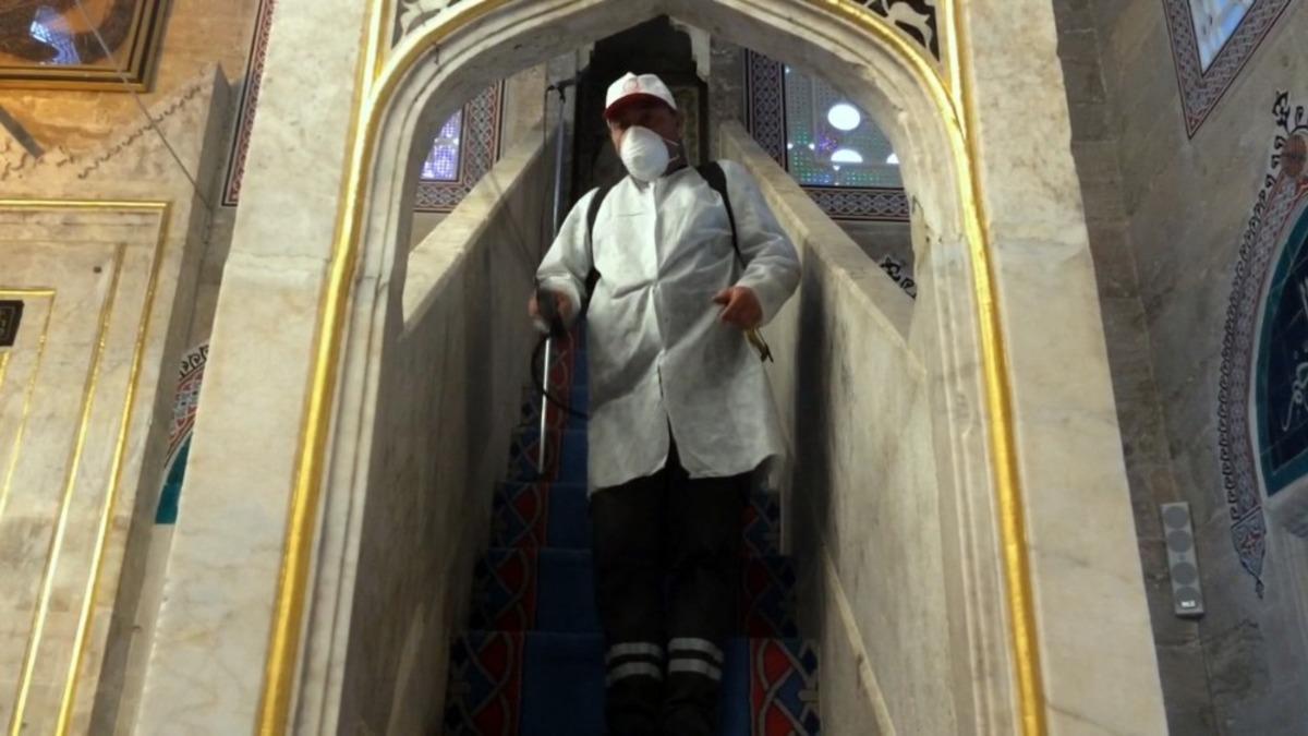 Camiler korona vir&uuml;s&uuml;ne karşı dezenfekte edildi
