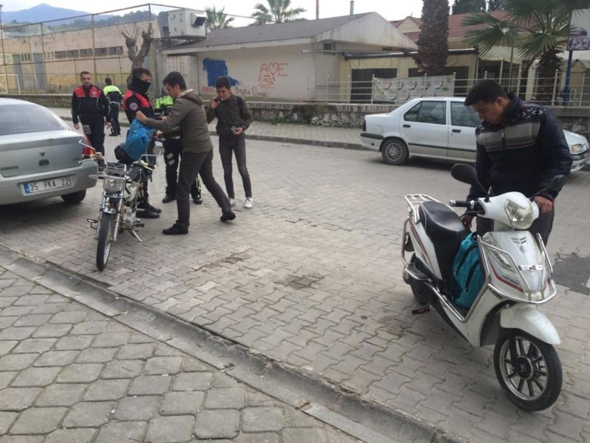 Salihli emniyetinden okul &ouml;nlerinde sıkı denetim