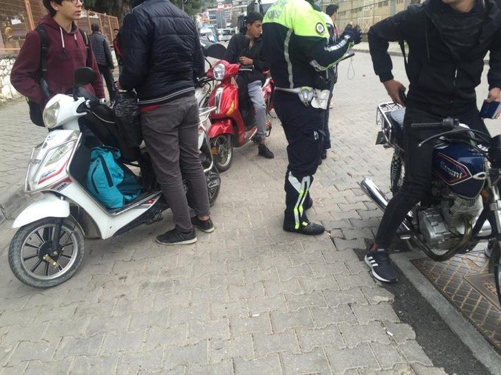 Salihli emniyetinden okul önlerinde sıkı denetim G4