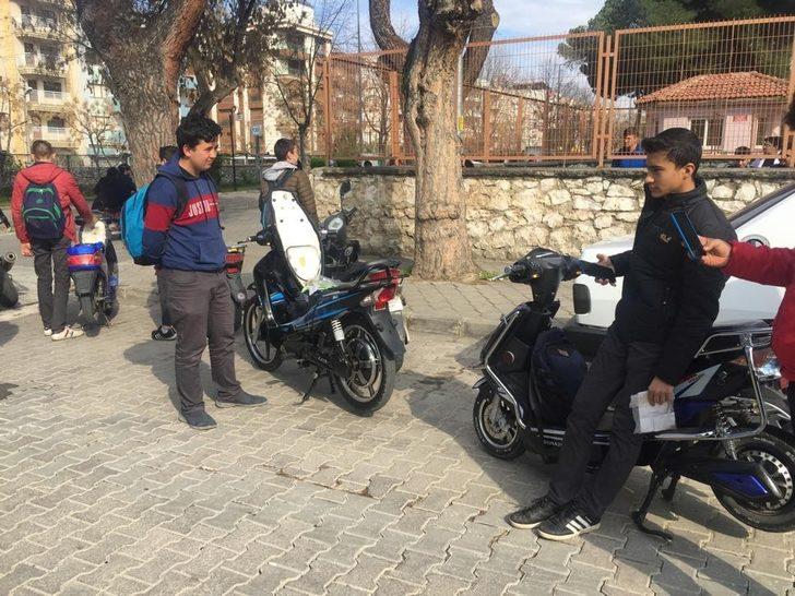 Salihli emniyetinden okul önlerinde sıkı denetim G5