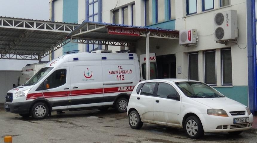 Yola fırlayan çocuğa otomobilin aynası çarptı