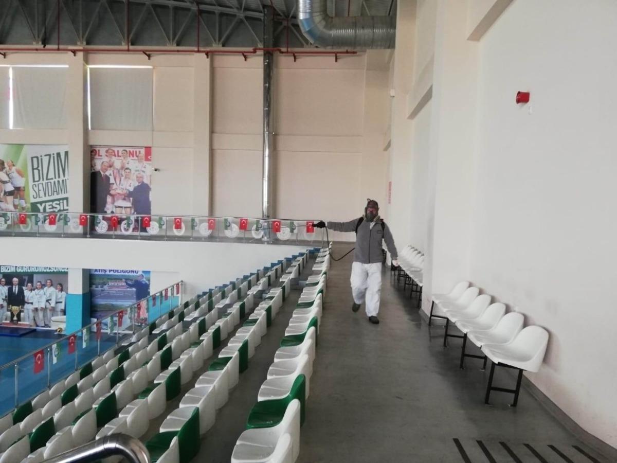 Salihli&rsquo;de ellerin değdiği her nokta temizleniyor