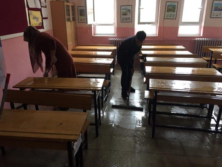 Gercüş Cumhuriyet İlkokulu dezenfekte edildi G2