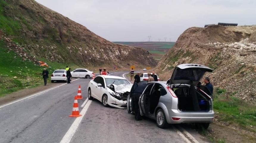 Şanlıurfa&rsquo;da 3 otomobil &ccedil;arpıştı: 7 yaralı