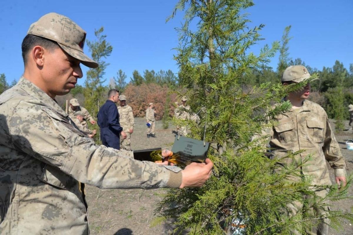 İdlib şehitlerinin isimlerinin yazdığı fidanlar toprakla buluştu