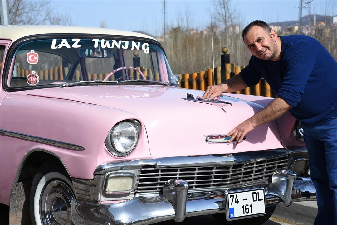 &Ccedil;ocuğu gibi baktığı klasik otomobillerini g&ouml;ren hayran kalıyor