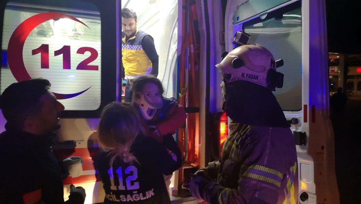 Kontrolden çıkan otomobil elektrik direğine çarparak durabildi: 2'si çocuk 4 yaralı G2