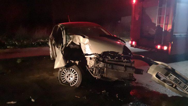 Kontrolden çıkan otomobil elektrik direğine çarparak durabildi: 2'si çocuk 4 yaralı G4