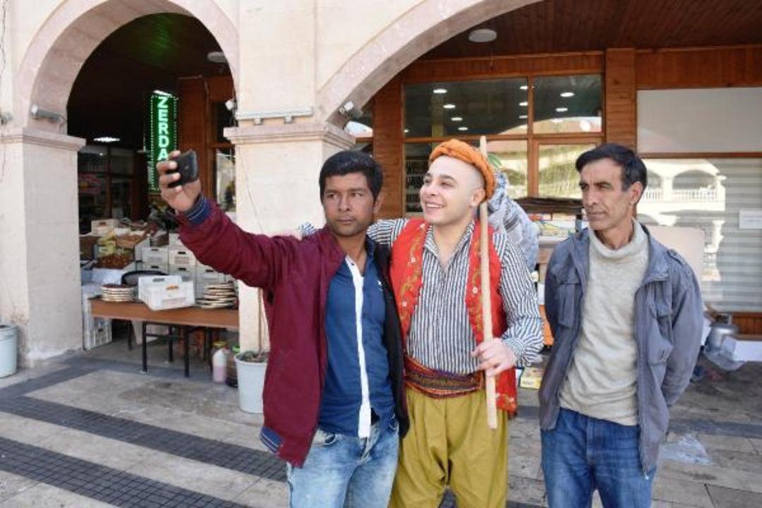 Yoğun ilgi g&ouml;r&uuml;yor, g&ouml;ren fotoğraf &ccedil;ektiriyor! Sosyal medyaya 'Keloğlan' damgası