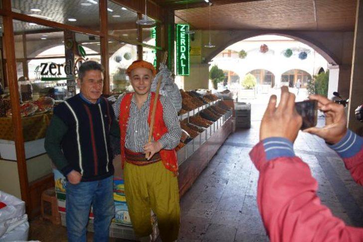 Yoğun ilgi görüyor, gören fotoğraf çektiriyor! Sosyal medyaya 'Keloğlan' damgası G4