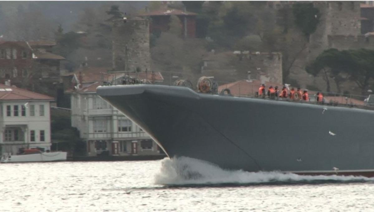 Rus savaş gemisi İstanbul Boğazı&rsquo;ndan ge&ccedil;ti! Dikkat &ccedil;eken g&ouml;r&uuml;nt&uuml;