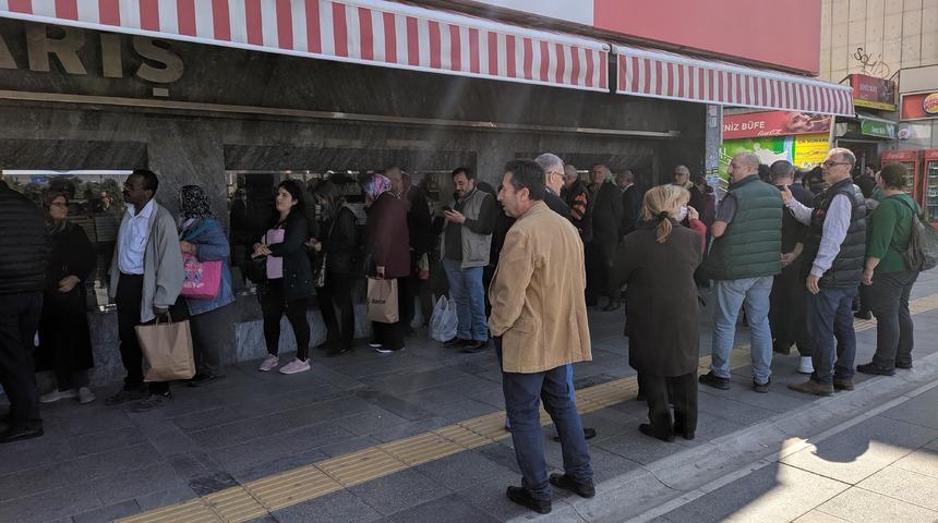 İzmir'de kolonya kuyruğu! Vatandaşlar akın etti