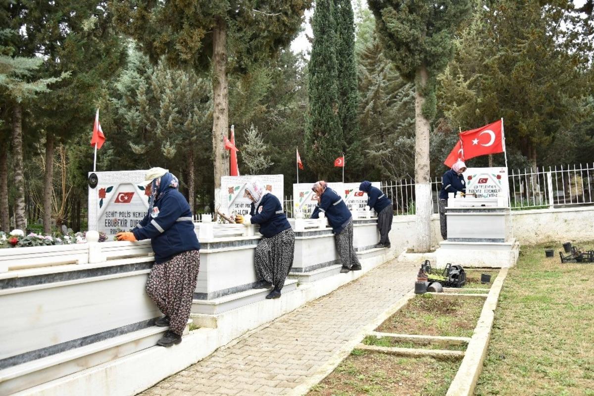 Mezarlıklar ve şehitliklere &ouml;zel bakım