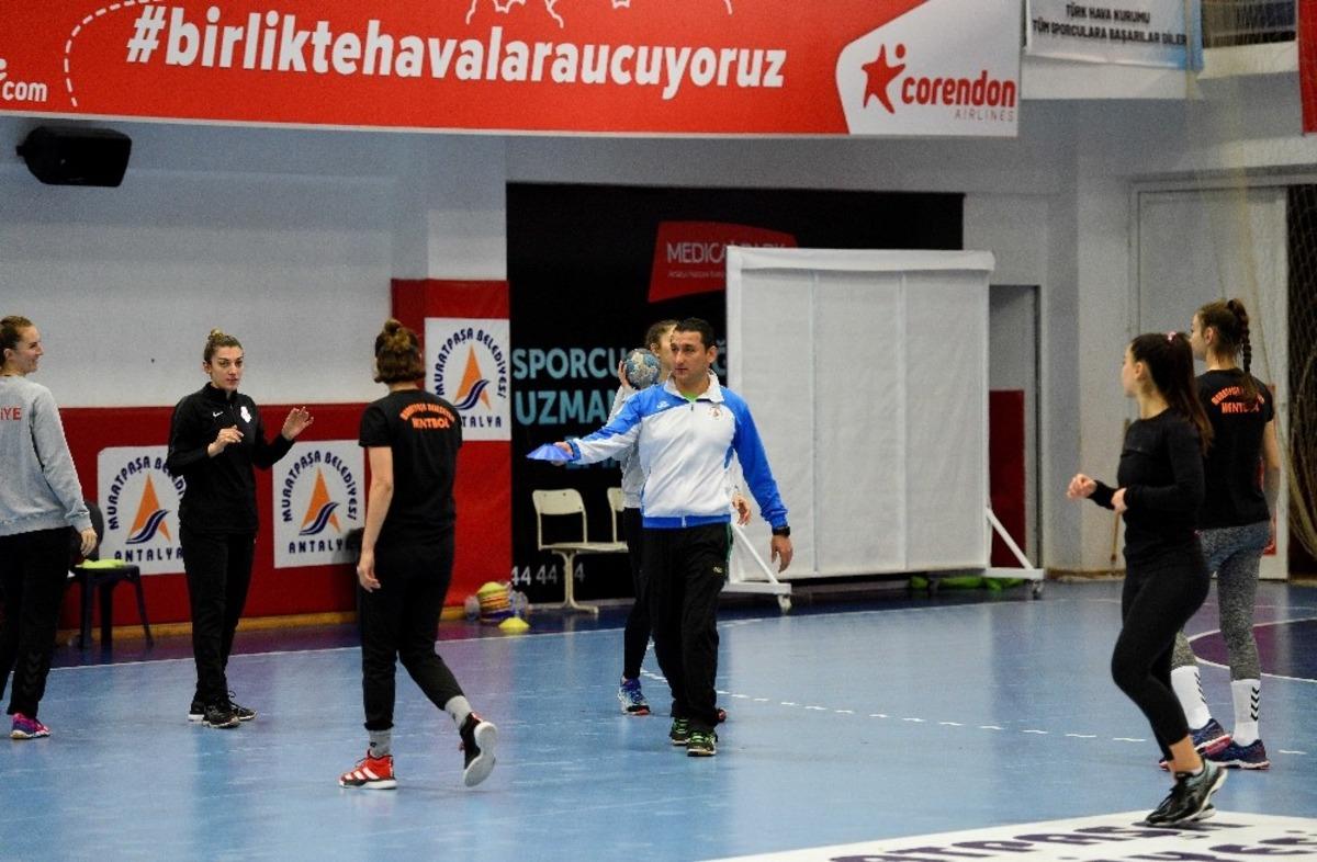 Kadın Hentbol Takımında kupa mesaisi