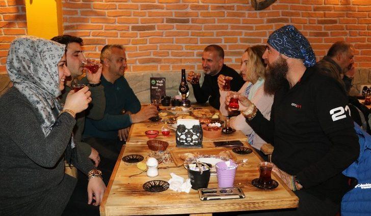 Mavi Fularlılar, Van’ın çay kültürünü yaşatmaya çalışıyor G1