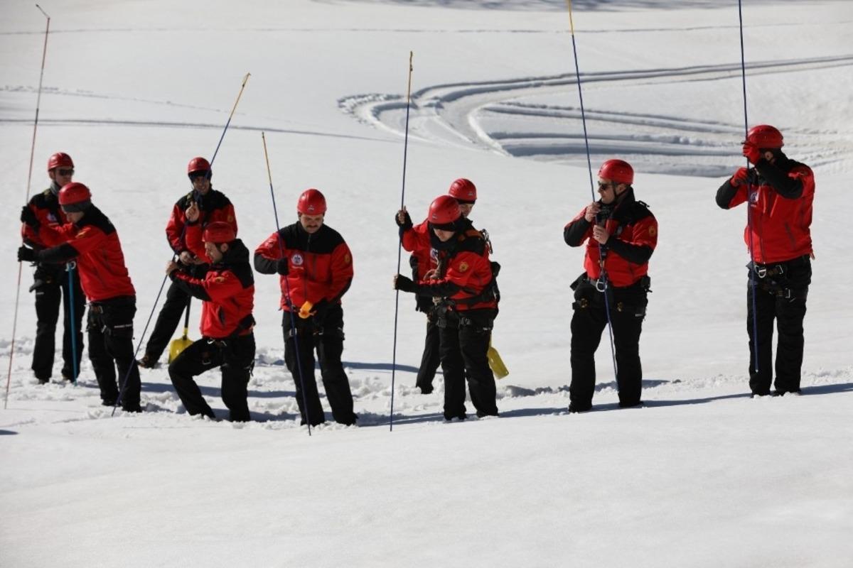 İtfaiye ekiplerinden nefes kesen kış tatbikatı