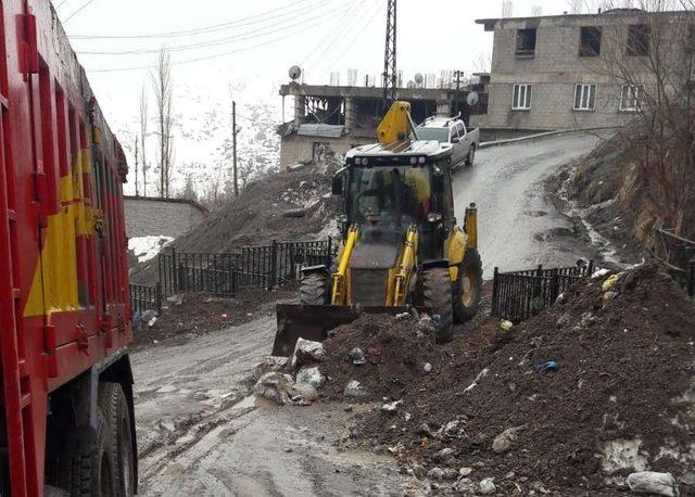 Hakkari’de kış mevsimi etrafa atılan kömür külleri temizleniyor