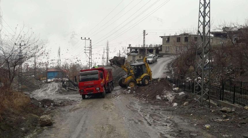Hakkari&rsquo;de kış mevsimi etrafa atılan k&ouml;m&uuml;r k&uuml;lleri temizleniyor