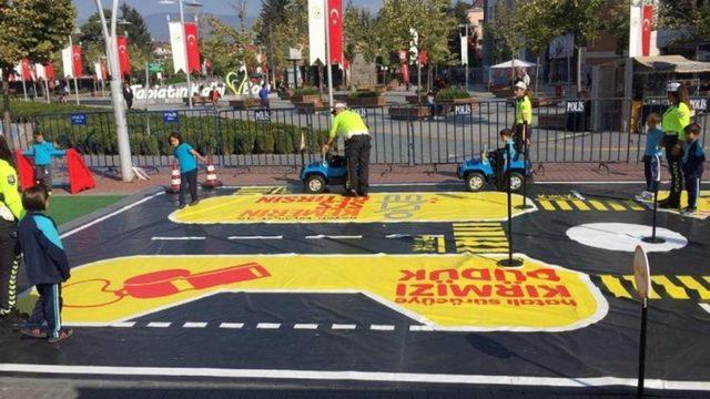 İlkadımlı gençler “Seyyar Çocuk Trafik Parkı”nda trafiği öğreniyor