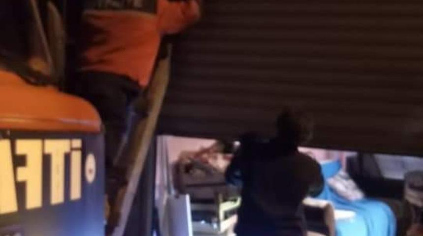 Garaja sıkışan kediyi ifaiye kurtardı