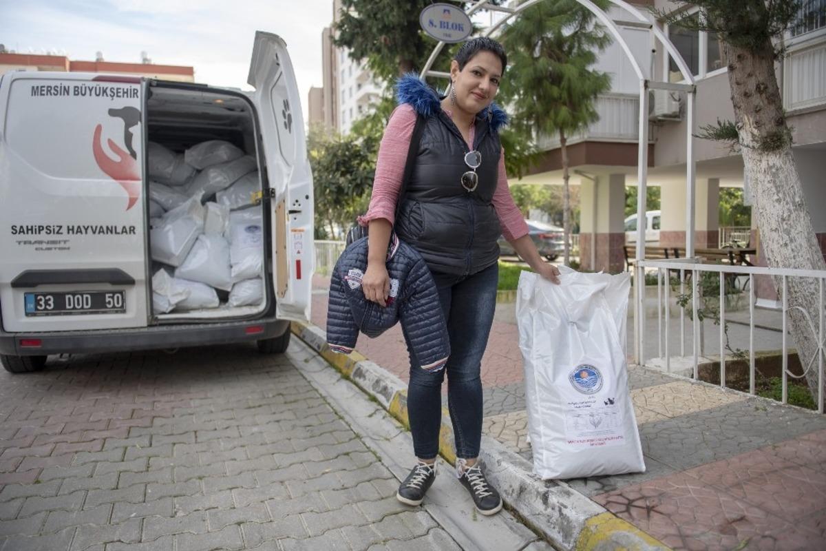 Mersin B&uuml;y&uuml;kşehir Belediyesi, hayvanseverlere ayda 2 ton mama dağıtıyor